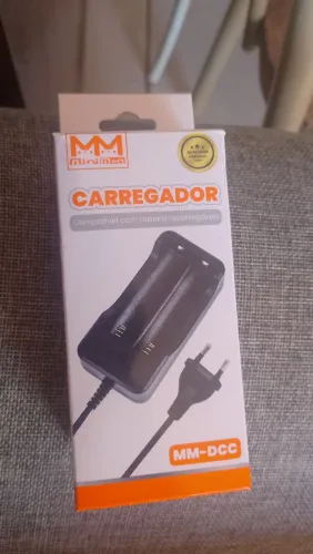 Um carregador de bateria de litio de lanterna.
