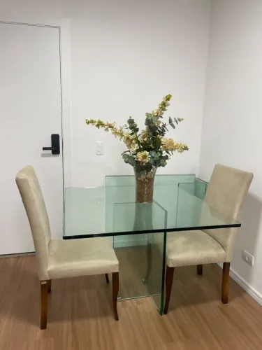 Mesa de vidro e cadeiras