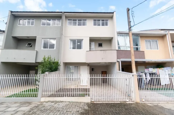 Sobrado Triplex à Venda na Vila Bancária em Campo Largo | 4 Quartos, Suíte e Ático