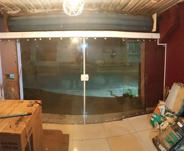 Porta de vidro com fechadura e estrutura
