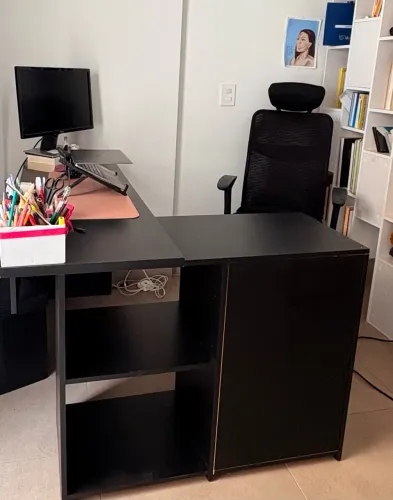 Mesa ajustável com gaveteiro para escritório