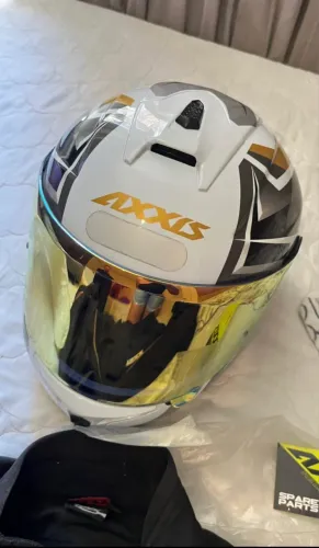 Capacete e jaqueta 
