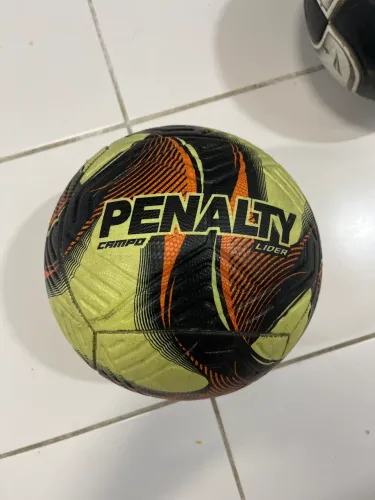 bola pênalty original em ótimo estado apenas com uma pele solta