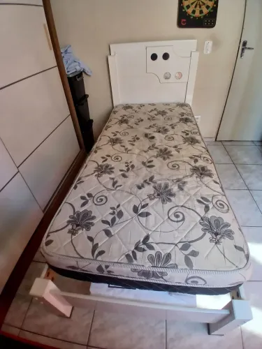 Vendo uma cama de solteiro com colchão