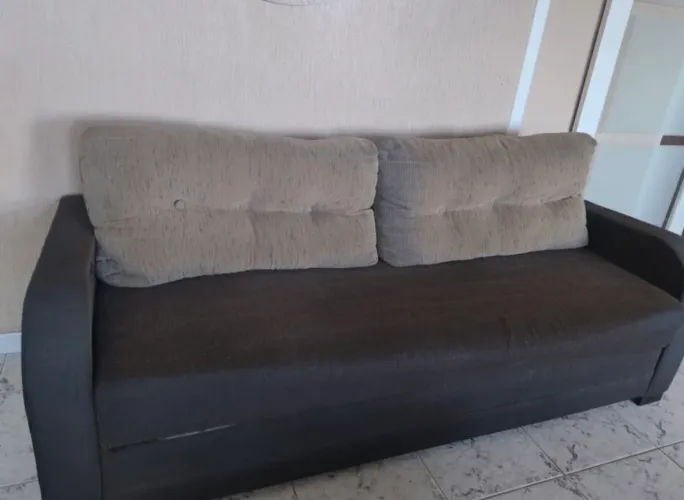 Vende-se sofá-cama 3 lugares.