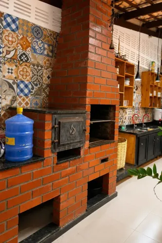 linda casa de andar em um pequeno condominio. Com toda seguranca. Otimo local .