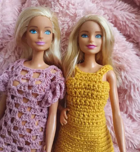 2 Barbies Mattel 2013 e 2015 com vestido crochê