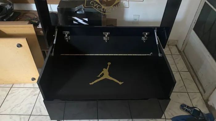 Caixa/expositor premium para tênis, coleções ou decoração sneaker room.