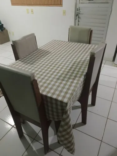 Mesa com quatro cadeiras