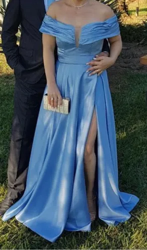 Vestido de festa azul ombro a ombro com fenda