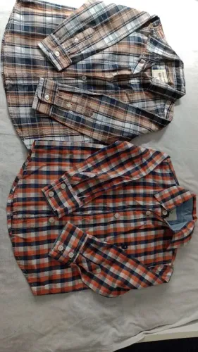 2 camisas xadrez, laranja e preta com listras bege