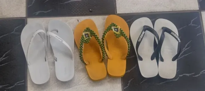 Três chinelos Tam 36/37