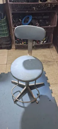 Cadeira antiga toda de ferro 
