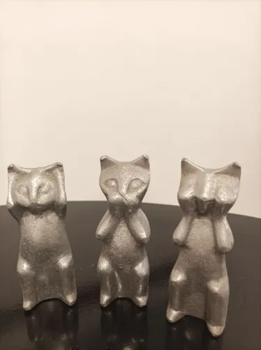 Enfeites de gatos em metal