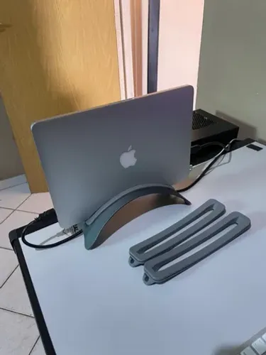 Suporte Vertical em alumínio para Macbooks