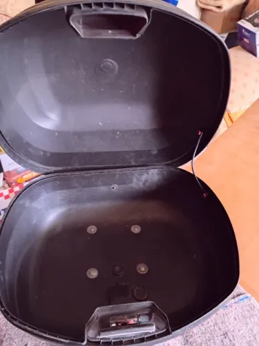 Baú de moto com suporte esportivo, tenho dois a venda só escolher 
