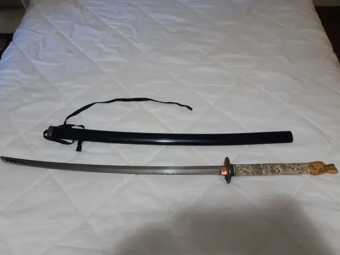 Katana Decorativa com Detalhes Incríveis