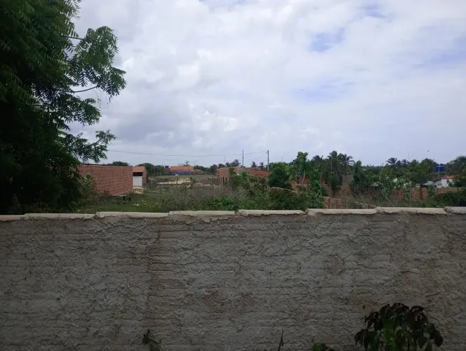TERRENO MURADO NA PRAIA
