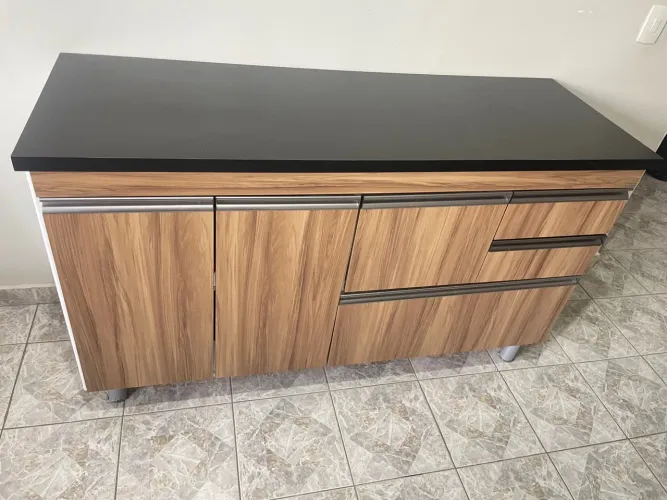 Armário de Cozinha Amadeirado com Tampo Preto