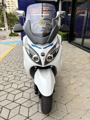 Scuter muito bem.conservada 80% da kilometragem rodados na estrada 