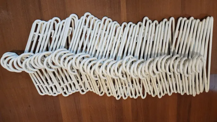 Cabide plástico branco infantil 