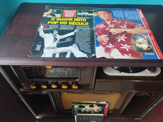 Rádio vitrola antiga 