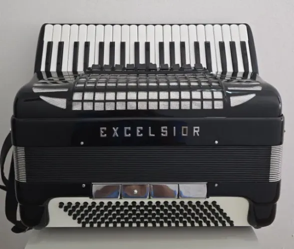 Acordeon Excelsior Model 914 - Quarta Oitavada - 11/4 Reg. - 10.5 kg