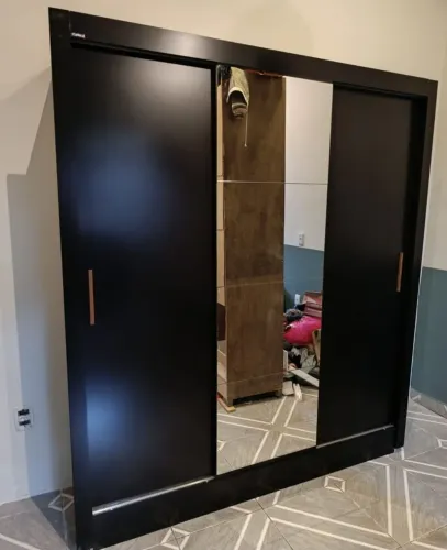 Guarda-Roupa de correr preto com espelho