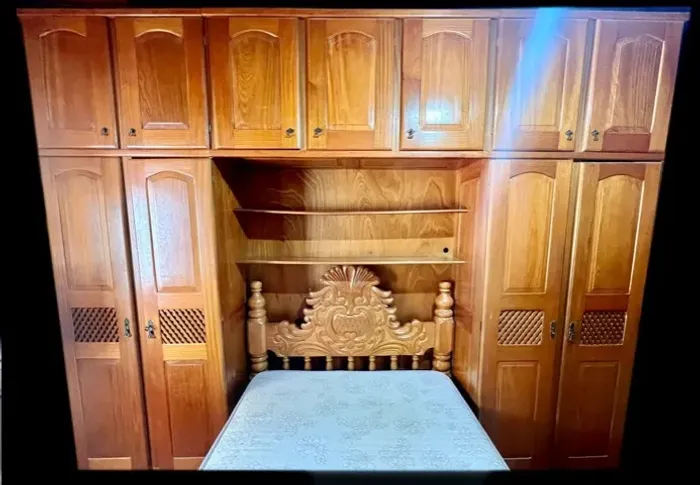 Guarda roupa e cama de Madeira 