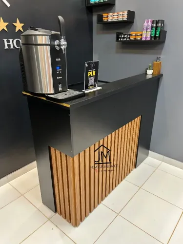 Balcão para Barbearia com detalhes em madeira