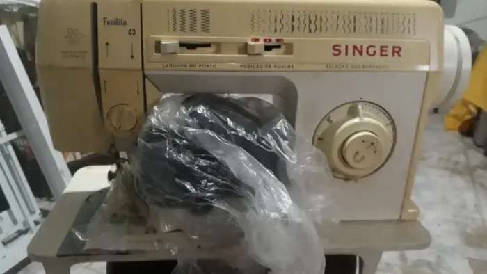 Máquina de costura e bordados marca singer facilita 43 semi nova sem uso
