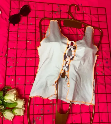 Top cropped branco com amarração