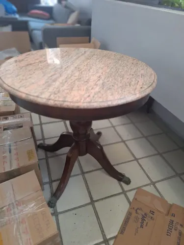 Mesa redonda em granito