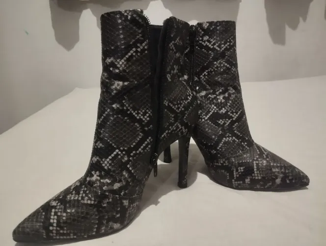 Bota cano curto animal print cobra