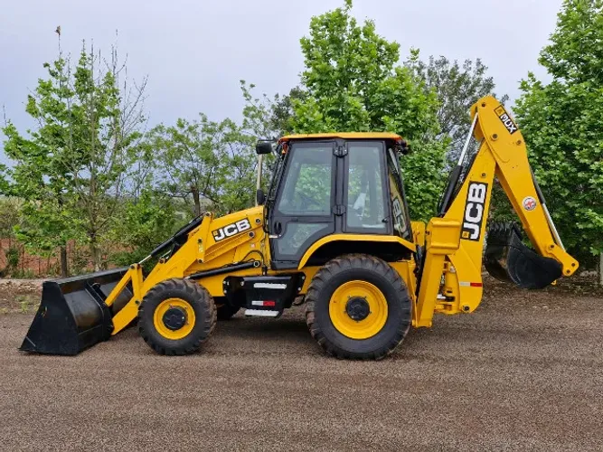 Retro Escavadeira JCB 3cx ano 2024 com 122 horas tração 4x4