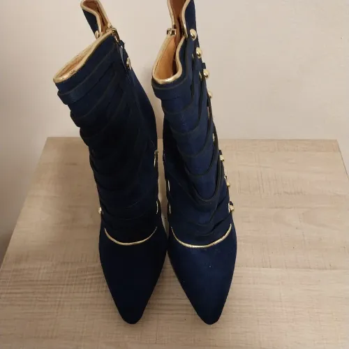 Botas femininas azul marinho com detalhes dourados