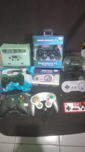 Controles gamers variados