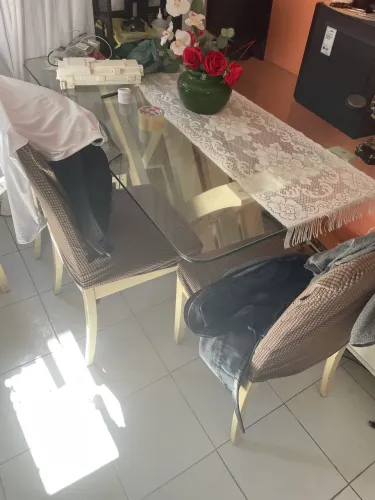 Mesa maciça de madeira