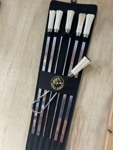 Kit com 5 espetos alumínio 70cm cabo de osso + batedor de tirar o sal 