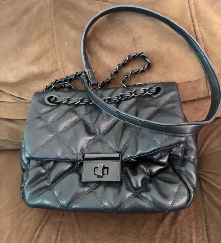 Bolsa preta com corrente