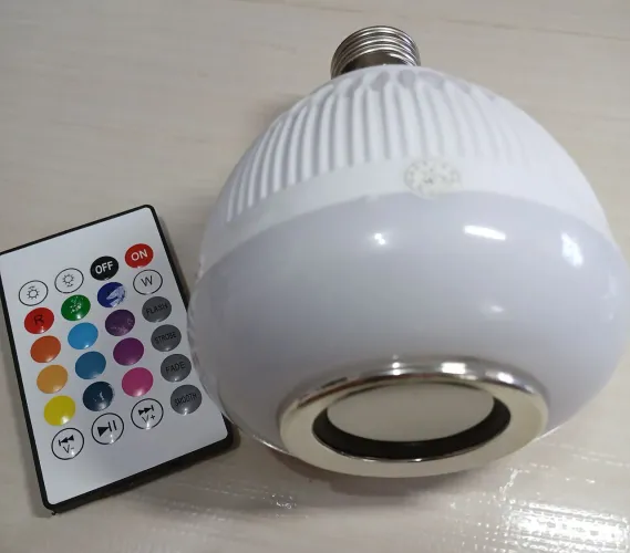 Lâmpada LED RGB com Bluetooth e Controle Remoto