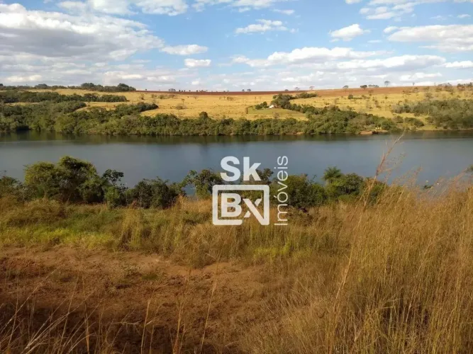 Chácara à venda com 3.968 m² - Represa de Miranda - Uberlândia/MG.