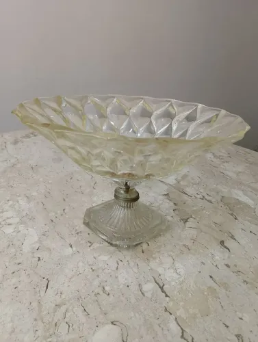 Fruteira em vidro prensado incolor, anos 50, diâmetro 32cm, altura 20cm. Perfeito estado.