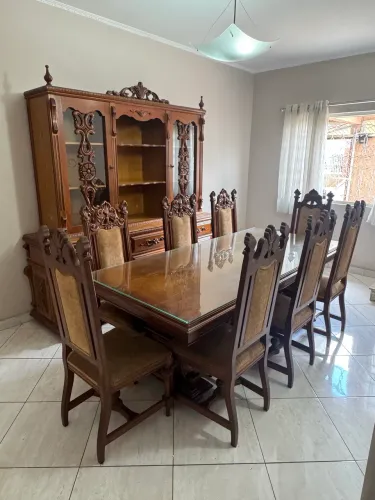 Mesa de madeira maciça com tampo de vidro com 8 cadeiras + Cristaleira de madeira maciça.
