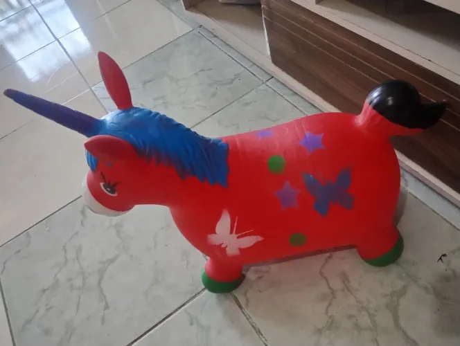 Unicórnio inflável pula-pula