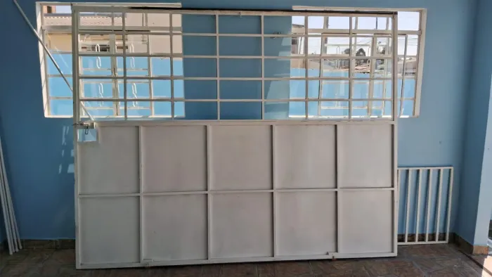 Vende-se porta / portão de metalão ferro chapa e vidro.