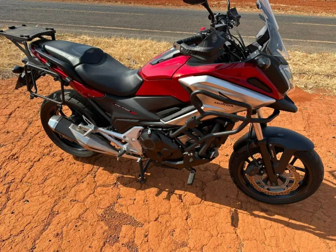 VENDO OU TROCO POR MOTO DE MENOR VALOR. NC 750X ABS