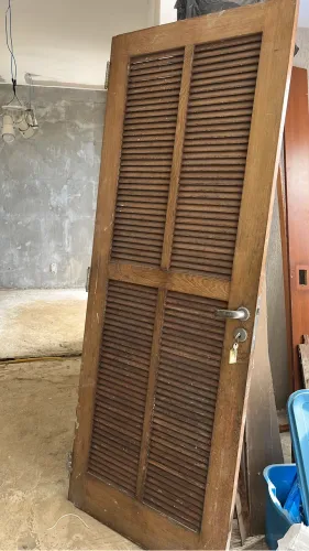 Porta de madeira com veneziana