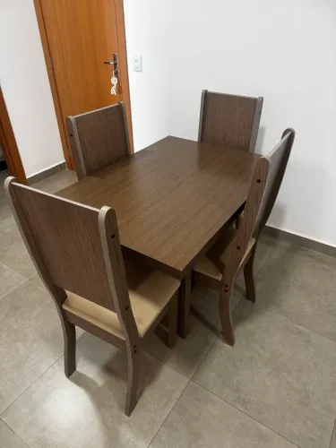 Mesa com 4 cadeiras