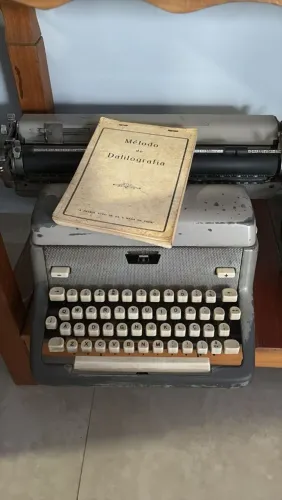 Para vender hoje ( Máquina de escrever antiga)